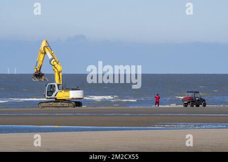 L'équipe de recherche et de récupération D'ADEDE recherche et de récupération des mines allemandes de la Seconde Guerre mondiale et des munitions non explosées sur la plage entre Wenduine et de Haan, Flandre Occidentale, Belgique | ADEDE recherche et récupération, épicée dans la recherche et l'extraction de munitions non explorées à la plage entre Wenduine et de Haan / le Coq, Belgique 07/02/2018 Banque D'Images