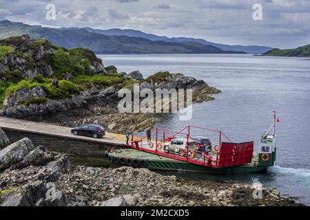 MV Glenachulish, traversier tournant assurant un service d'été entre Glenelg et Kylerhea, sur l'île de Skye, Scottish Highlands, Écosse, Royaume-Uni | MV Glenachulish, traversier entre Glenelg et Kylerhea sur l'île de Skye, Ecosse, Royaume-Uni 03/06/2017 Banque D'Images