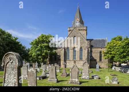 Vieilles pierres tombales au cimetière de la Cathédrale Dornoch du 13th siècle, église paroissiale de l'Église d'Écosse, Sutherland, Highlands écossais, Écosse | Cathédrale de Dornoch, église paroissiale de l'Église d'Écosse, Sutherland, Ecosse, Royaume-Uni 26/05/2017 Banque D'Images