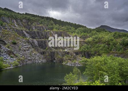 Abandoned Ballachulish slate quarry showing terraces and lake in Lochaber, Highland, Scotland, UK | Ancienne carrière d'ardoises à Ballachulish, Lochaber, Ecosse, Royaume-Uni 05/06/2017 Stock Photo