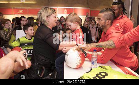 Mehdi Carcela de Standard photographié lors d'une séance de signature au magasin éclair du centre commercial « Mediacite Liège », après une séance d'entraînement ouverte de l'équipe belge de football Standard de Liège, mercredi 14 février 2018, à Angleur. BELGA PHOTO KOEN BLANCKAERT Banque D'Images