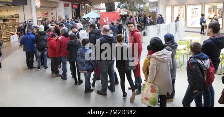 Les gens s'alignent pour une session de signature au magasin éclair du centre commercial 'Ediacite Liège', après une séance de formation ouverte de l'équipe belge de football Standard de Liège, mercredi 14 février 2018, à Angleur. BELGA PHOTO KOEN BLANCKAERT Banque D'Images