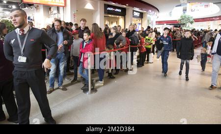 Les gens s'alignent pour une session de signature au magasin éclair du centre commercial 'Ediacite Liège', après une séance de formation ouverte de l'équipe belge de football Standard de Liège, mercredi 14 février 2018, à Angleur. BELGA PHOTO KOEN BLANCKAERT Banque D'Images