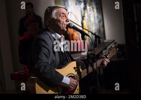 La chanteuse Salvatore Adamo se produit sur scène lors de la présentation du nouvel album de la chanteuse belge Adamo, à Bruxelles, le mercredi 14 février 2018. BELGA PHOTO LAURIE DIEFFEMBACQ Banque D'Images