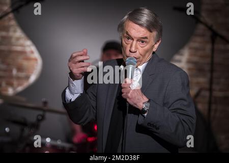 La chanteuse Salvatore Adamo se produit sur scène lors de la présentation du nouvel album de la chanteuse belge Adamo, à Bruxelles, le mercredi 14 février 2018. BELGA PHOTO LAURIE DIEFFEMBACQ Banque D'Images