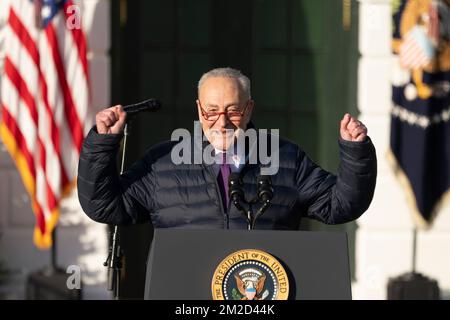 Le leader de la majorité au Sénat des États-Unis, Chuck Schumer (démocrate de New York), fait des remarques alors que le président américain Joe Biden organise une cérémonie pour signer la loi sur le respect du mariage sur la pelouse sud de la Maison Blanche, mardi, 13 décembre 2022. Crédit: Chris Kleponis/Pool via CNP/MediaPunch Banque D'Images