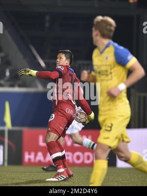 Kawin Thamsatchanan, gardien de but thaïlandais d'OHL, photographié en action lors d'un match de football entre OH Leuven et KFCO Beerschot Wilrijk, à Heverlee, Louvain, samedi 17 février 2018, le jour 27 de la compétition de la division 1B Proximus League du championnat belge de football. BELGA PHOTO BRUNO FAHY Banque D'Images