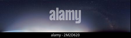 Panorama nocturne du ciel avec la voie lactée et l'élévation de la pleine lune. Panorama HDR sphérique équirectangulaire 360 sans couture. Sky Dome ou zénith pour une visualisation 3D heures sur 24 et 7 jours sur 7 Banque D'Images