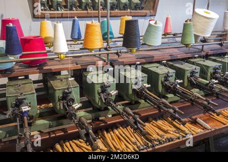 Bobines colorées avec fils sur machine à bobine en coton / filature | machine à bobiner dans la filature cotonnière 11/02/2018 Banque D'Images