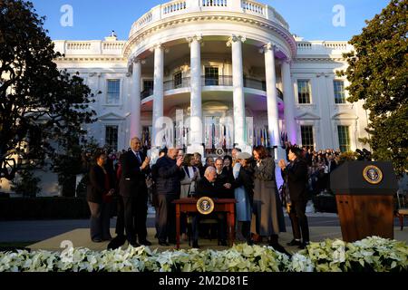 Le président des États-Unis Joe Biden signe l'acte de respect pour le mariage lors d'une cérémonie sur la pelouse sud de la Maison Blanche à Washington, DC sur 13 décembre 2022. Crédit: Yuri Gripas/Pool via CNP /MediaPunch Banque D'Images