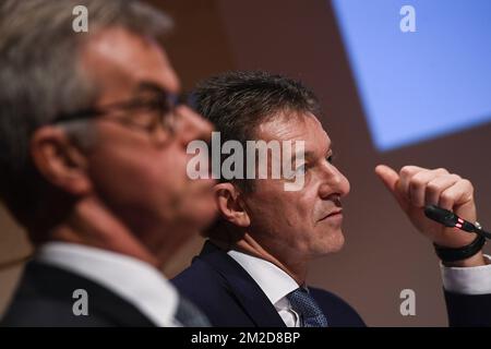 Rik Scheerlinck, directeur financier de la KBC, et Johan Thijs, directeur général de la KBC, ont photographié lors d'une conférence de presse pour présenter les résultats de 2017 ans de l'institution financière KBC Group, jeudi 22 février 2018 au siège de la KBC à Bruxelles. BELGA PHOTO LAURIE DIEFFEMBACQ Banque D'Images