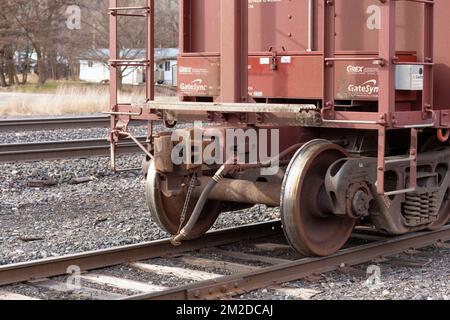 Le coupleur, les roues et le camion sur un wagon-trémie non couplé, sur les voies, au chantier de chemin de fer BNSF, Troy, Montana. Burlington Nord et Banque D'Images