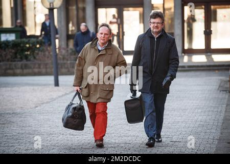 L'avocat Johan Platteau, le défenseur d'André Gyselbrecht et l'avocat Filip d'Hont photographié avant une session du procès 'Kasteelmoord' (meurtre au château), mardi 27 février 2018, au tribunal correctionnel de Bruges. Andre Gyselbrecht, Pierre Serry, Franciscus Larmit et Evert de Clercq sont les quatre accusés dans ce qu'on appelle le «meurtre de château» (kasteelmoord) sur Stijn Saelens, à sa maison, un château à Wingene, province de Flandre Occidentale. Le 31 janvier 2012, Saelens a mystérieusement disparu de son château. Son corps a été trouvé en février 2012 sur une propriété voisine. Saelens était le gendre d'Andre Gyselbrecht. BELGIQUE Banque D'Images