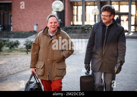 L'avocat Johan Platteau, le défenseur d'André Gyselbrecht et l'avocat Filip d'Hont photographié avant une session du procès 'Kasteelmoord' (meurtre au château), mardi 27 février 2018, au tribunal correctionnel de Bruges. Andre Gyselbrecht, Pierre Serry, Franciscus Larmit et Evert de Clercq sont les quatre accusés dans ce qu'on appelle le «meurtre de château» (kasteelmoord) sur Stijn Saelens, à sa maison, un château à Wingene, province de Flandre Occidentale. Le 31 janvier 2012, Saelens a mystérieusement disparu de son château. Son corps a été trouvé en février 2012 sur une propriété voisine. Saelens était le gendre d'Andre Gyselbrecht. BELGIQUE Banque D'Images