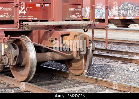 Troy, Montana, États-Unis. 23 février 2021. Le coupleur, les roues et le camion sur un wagon-trémie non couplé, sur les voies ferrées, sur la rambarde BNSF Banque D'Images