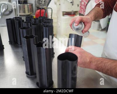 baker remplissant des moules professionnels avec de la pâte de couleur préparant le coeur et le pain en forme d'étoile pour les fêtes de saint-valentin nourriture de doigt Banque D'Images