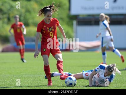 Tessa Wullaert en Belgique et Tereza Krejcirikova en République tchèque se battent pour le ballon lors d'un match de football entre les flammes rouges en Belgique et la République tchèque, lors de la coupe des femmes de Chypre, le mercredi 28 février 2018, à Larnaca, Chypre. BELGA PHOTO DAVID CATRY Banque D'Images