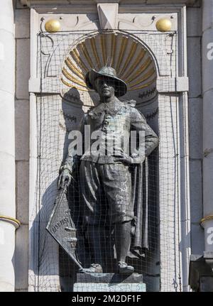 Statue protégée avec filet anti-oiseaux et pointes anti-roosting contre les pigeons de la ville au Nederlands Toneel Gent / NTG Theatre à Gand, Belgique | Statue du théâtre NTG protégée par filet anti-oiseaux et pointes anti-percher contre les pigeons dans la ville de Gand, Belgique 28/02/2018 Banque D'Images