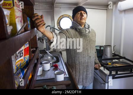 Petit déjeuner de cuisine avec membre de l'équipage dans la cuisine du dernier chalutier islandais Amandine, bateau de pêche rénové maintenant musée à Ostende, Belgique | Cambuse / cuisine de bord du chalutier Amandine, bateau principal musée à Ostende, Belgique 22/02/2018 Banque D'Images