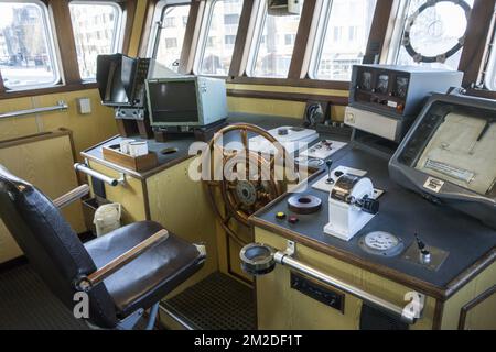 Intérieur du pont / pilothouse / passage de roue du dernier chalutier islandais Amandine, bateau de pêche rénové sert maintenant de musée à Ostende, Belgique | poste de timonerie à bord du chalutier Amandine, bateau principal musée à Ostende, Belgique 22/02/2018 Banque D'Images