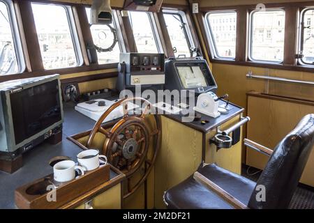 Intérieur du pont / pilothouse / passage de roue du dernier chalutier islandais Amandine, bateau de pêche rénové sert maintenant de musée à Ostende, Belgique | poste de timonerie à bord du chalutier Amandine, bateau principal musée à Ostende, Belgique 22/02/2018 Banque D'Images