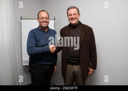 L'ancien président David Naert et le nouveau président de la Sportspress Dominique Delhalle posent après l'assemblée générale de la Sportspress, association représentant les intérêts des journalistes sportifs belges, samedi 03 mars 2018, à Bruxelles. BELGA PHOTO BRUNO FAHY Banque D'Images