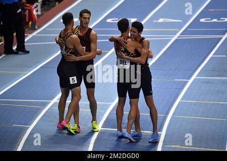 L'équipe de course « Belge Tornados » célèbre après avoir terminé troisième place à la finale de relais 4 x 400 m pour hommes aux Championnats du monde d'athlétisme en salle de l'IAAF, à Birmingham, Royaume-Uni, le dimanche 04 mars 2018. Les championnats ont lieu du 1 au 4 mars. BELGA PHOTO ERIC LALMAND Banque D'Images