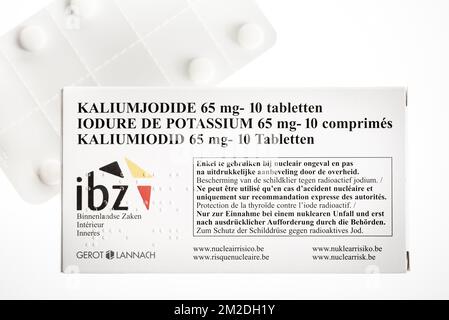 Comprimés d'iodure de potassium gratuits distribués pour protéger les résidents belges contre les chutes radioactives en cas d'accident nucléaire ou de fuite en Belgique | boîte de comprimés d'iodure de potassium, plan d'urgence pour les risques nucléaires sur le territoire belge 06/03/2018 Banque D'Images