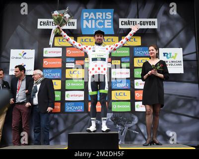 Français Pierre-Luc Perichon de l'équipe Fortuneo-Samsic fête sur le podium dans le maillot rouge à pois pour le meilleur grimpeur après la troisième étape de l'édition 76th de la course cycliste Paris-Nice, 210km de Bourges à Chatel-Guyon, France, le mardi 06 mars 2018. La course commence le 4th et se termine le 11th mars. BELGA PHOTO DAVID STOCKMAN Banque D'Images