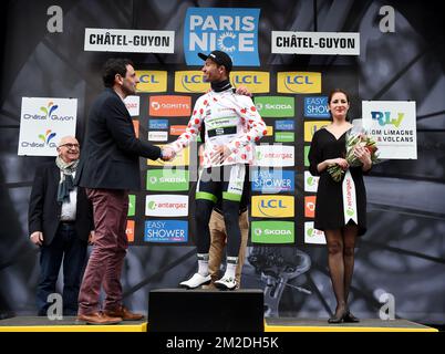 Français Pierre-Luc Perichon de l'équipe Fortuneo-Samsic fête sur le podium dans le maillot rouge à pois pour le meilleur grimpeur après la troisième étape de l'édition 76th de la course cycliste Paris-Nice, 210km de Bourges à Chatel-Guyon, France, le mardi 06 mars 2018. La course commence le 4th et se termine le 11th mars. BELGA PHOTO DAVID STOCKMAN Banque D'Images