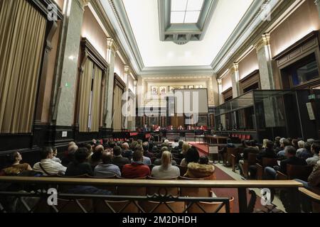 L'illustration montre la salle d'audience pendant la composition du jury pour le procès assosial de Bouchra Farih, 20 ans, devant le tribunal assosial de Bruxelles-capitale, le mercredi 07 mars 2018, à Bruxelles. Farih est accusé du meurtre de son frère de quatre ans sur 1 juillet 2015, dans la maison de leurs parents à Berchem-Sainte-Agathe / Sint-Agatha-Berchem, Bruxelles. BELGA PHOTO THIERRY ROGE Banque D'Images