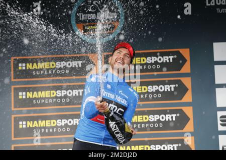 Patrick Bevin, de la Nouvelle-Zélande, de BMC Racing Team, célèbre sur le podium comme leader dans le classement général après la deuxième étape de l'édition 53rd de la course cycliste de Tirreno-Adriatico, 172km de Camaiore toFollonica, jeudi 08 mars 2018, Italie. BELGA PHOTO YUZURU SUNADA Banque D'Images