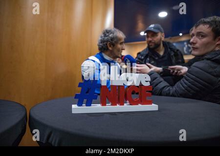 Le Grand Prix de France du GIP a installé ses paddocks à Nice pour un week-end! Alain Prost, quadruple champion du monde F1 Alain Prost a mis son costume pour une nouvelle séance de pilotage sur la Promenade des Anglais au volant de son historique F1 : le RE40 (1983). À ses côtés, Nico Hulkenberg, pilote officiel de l'équipe Renault Sport Formule 1 dans une Renault F1 récente. | le GIP Grand Prix de France a installé ses paddocks à Nice le week-end ! Alain Prost, Quadruple champion du monde de F1 a enfilé sa combinaison pour une session de roulage inédite sur la Promenade des Anglais au volan Banque D'Images