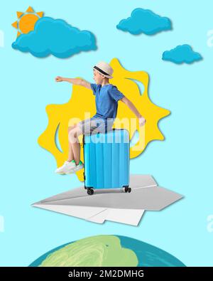 Petit garçon avec une valise volant sur un avion en papier dans le ciel dessiné. Concept de vacances Banque D'Images