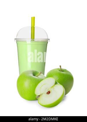 Tasse en plastique de délicieux thé moussant avec pomme sur fond blanc Banque D'Images