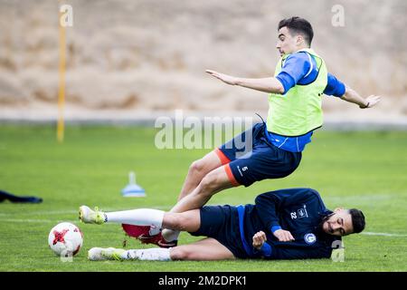 Noe Dussenne de Gent et Dylan Bronn de Gent se battent pour le ballon lors de la troisième journée du camp d'entraînement de l'équipe belge de football de première division KAA Gent, à Torrevieja, Espagne, jeudi 15 mars 2018. L'équipe se prépare pour le Play-off 1 du championnat belge de football. BELGA PHOTO JASPER JACOBS Banque D'Images