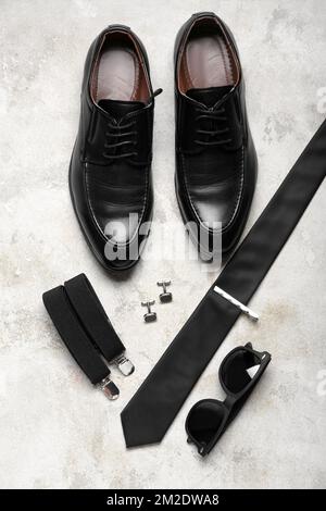 Chaussures pour homme et accessoires élégants sur fond clair Banque D'Images