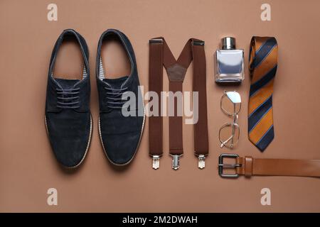 Chaussures et accessoires pour hommes sur fond marron Banque D'Images
