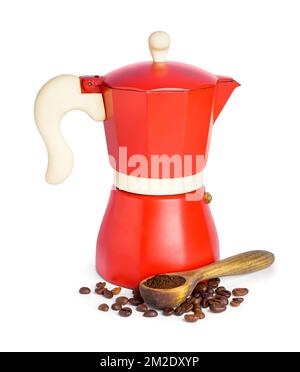 Cafetière geyser avec cuillère et haricots sur fond blanc Banque D'Images