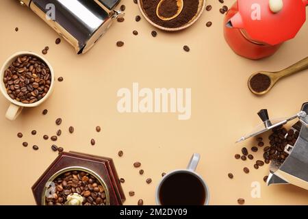 Cadre en machine à café geyser, moulin à café, haricots et espresso sur fond beige Banque D'Images
