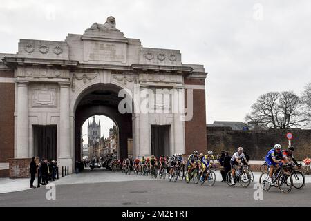 Les cavaliers passent par le Mémorial de la porte de Menin jusqu'au monument commémoratif de guerre de la première Guerre mondiale de Mussing (Menenpoort - porte de Menin) à Ypres (Ieper) lors de l'édition 80th de la course cycliste Gent-Wevelgem, à 251,1 km de Deinze, près de Gent, à Wevelgem, le dimanche 25 mars 2018. BELGA PHOTO DIRK WAEM Banque D'Images