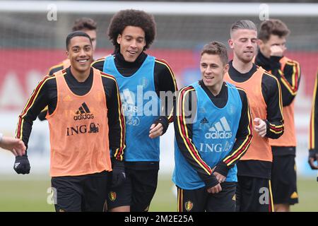 Youri Tielemans en Belgique, Axel Witsel en Belgique, Thorg Hazard en Belgique et Toby Alderweireld en Belgique, photographiés lors d'une formation de l'équipe nationale belge de football les Red Devils, lors des préparatifs du match amical entre les Red Devils et l'Arabie Saoudite, à Tubize, le lundi 26 mars 2018. BELGA PHOTO BRUNO FAHY Banque D'Images