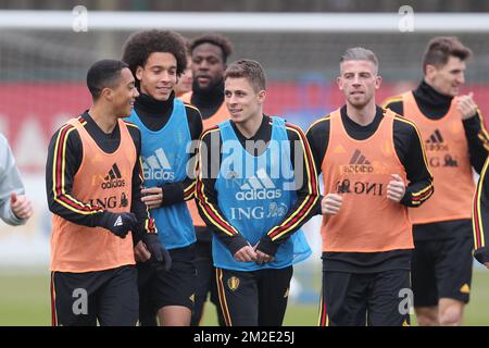 Youri Tielemans en Belgique, Axel Witsel en Belgique, Thorg Hazard en Belgique et Toby Alderweireld en Belgique, photographiés lors d'une formation de l'équipe nationale belge de football les Red Devils, lors des préparatifs du match amical entre les Red Devils et l'Arabie Saoudite, à Tubize, le lundi 26 mars 2018. BELGA PHOTO BRUNO FAHY Banque D'Images