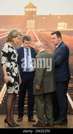 La reine Mathilde de Belgique, le maire de Mechelen Bart Somers et le directeur de Kazerne Dossin, Christophe Busch, photographiés lors d'une visite au 'Kazerne Dossin', un mémorial, un musée et un centre de documentation sur l'Holocauste et les droits de l'homme, mardi 27 mars 2018, à Mechelen. BELGA PHOTO BENOIT DOPPAGNE Banque D'Images