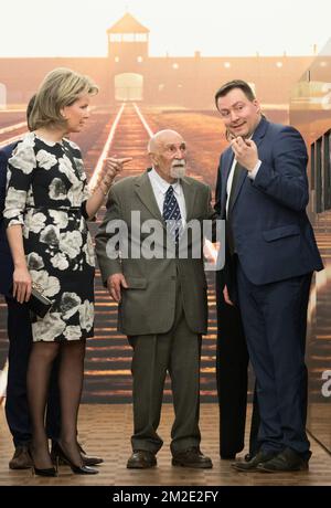 La reine Mathilde de Belgique, Simon Gronowski, survivant de l'Holocauste, et Christophe Busch, directeur de Kazerne Dossin, photographiés lors d'une visite au 'Kazerne Dossin', un mémorial, un musée et un centre de documentation sur l'Holocauste et les droits de l'homme, mardi 27 mars 2018, à Mechelen. BELGA PHOTO BENOIT DOPPAGNE Banque D'Images