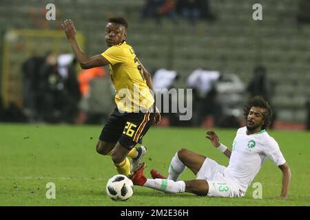 Anthony Limbombe, de Belgique, et Yasser Al-Shahrani, défenseur de l'Arabie Saoudite, se battent pour le ballon lors d'un match amical entre l'équipe nationale belge de football des Red Devils et l'Arabie Saoudite, à Bruxelles, le mardi 27 mars 2018. BELGA PHOTO BRUNO FAHY Banque D'Images