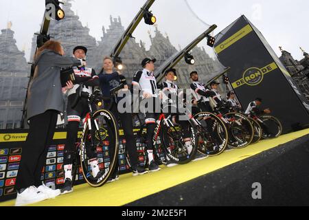 Team Sunweb riders pictured at the start of the 102nd edition of the 'Ronde van Vlaanderen - Tour des Flandres - Tour of Flanders' one day cycling race, 264,7km from Antwerp to Oudenaarde, Sunday 01 April 2018. BELGA PHOTO DAVID STOCKMAN  Stock Photo