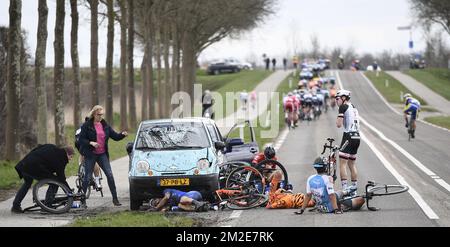 American Travis McCabe of UnitedHealthcare, slovène Marko Kump de CCC Sprandi Polkowice et Israel Aviv Yechezkel of Israel Cycling Academy photographiée après un accident lors de l'édition 106th de la course cycliste d'une journée 'Scheljsn', à 200,4 km de Borsele à Schoten, mercredi 04 avril 2018. BELGA PHOTO YORICK JANSENS Banque D'Images