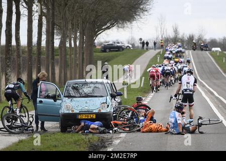 American Travis McCabe of UnitedHealthcare, slovène Marko Kump de CCC Sprandi Polkowice et Israel Aviv Yechezkel of Israel Cycling Academy photographiée après un accident lors de l'édition 106th de la course cycliste d'une journée 'Scheljsn', à 200,4 km de Borsele à Schoten, mercredi 04 avril 2018. BELGA PHOTO YORICK JANSENS Banque D'Images