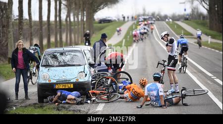 American Travis McCabe of UnitedHealthcare, slovène Marko Kump de CCC Sprandi Polkowice et Israel Aviv Yechezkel of Israel Cycling Academy photographiée après un accident lors de l'édition 106th de la course cycliste d'une journée 'Scheljsn', à 200,4 km de Borsele à Schoten, mercredi 04 avril 2018. BELGA PHOTO YORICK JANSENS Banque D'Images